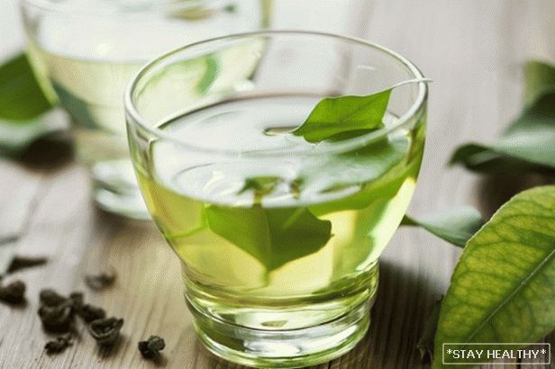 Зелёный чай с листьями